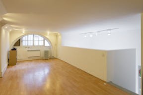 Pop-Up Showroom in Busy République - Image 3