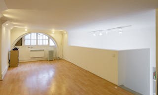 Pop-Up Showroom in Busy République - Image 3