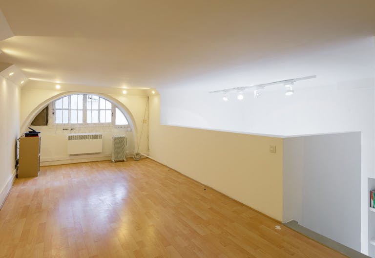 Pop-Up Showroom in Busy République - Image 3