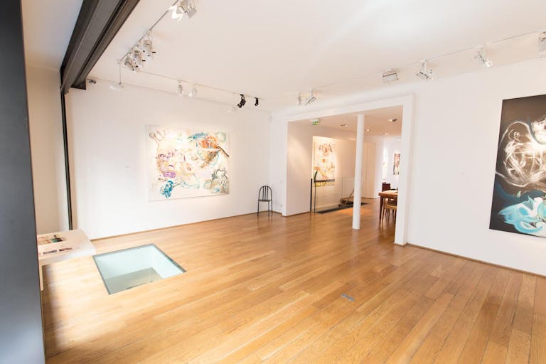 Gallery in Vibrant Beaubourg - Image 2