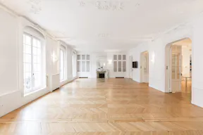 Historic Showroom in Étoile - Image 0