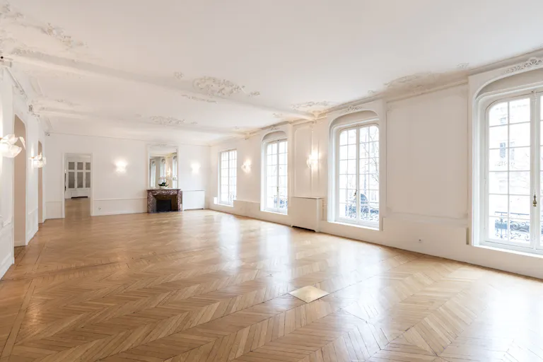 Historic Showroom in Étoile - Image 1
