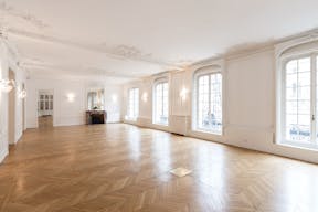 Historic Showroom in Étoile - Image 1