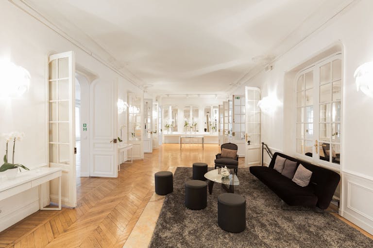 Historic Showroom in Étoile - Image 2