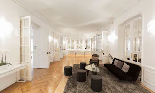 Historic Showroom in Étoile - Image 2