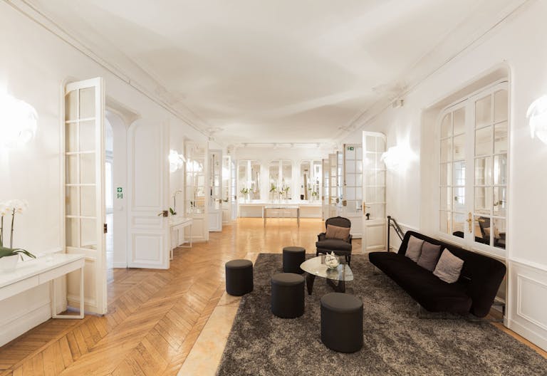 Historic Showroom in Étoile - Image 2