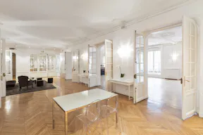 Historic Showroom in Étoile - Image 3