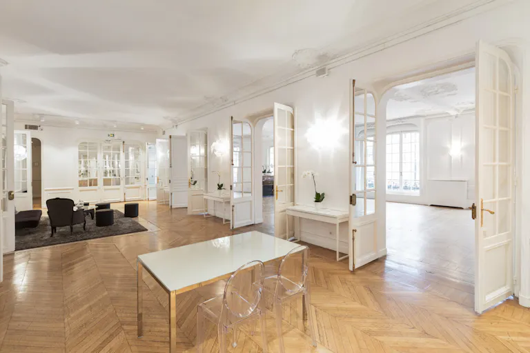 Historic Showroom in Étoile - Image 3