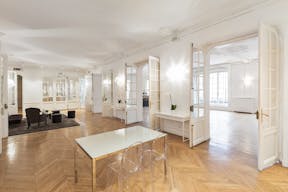 Historic Showroom in Étoile - Image 3