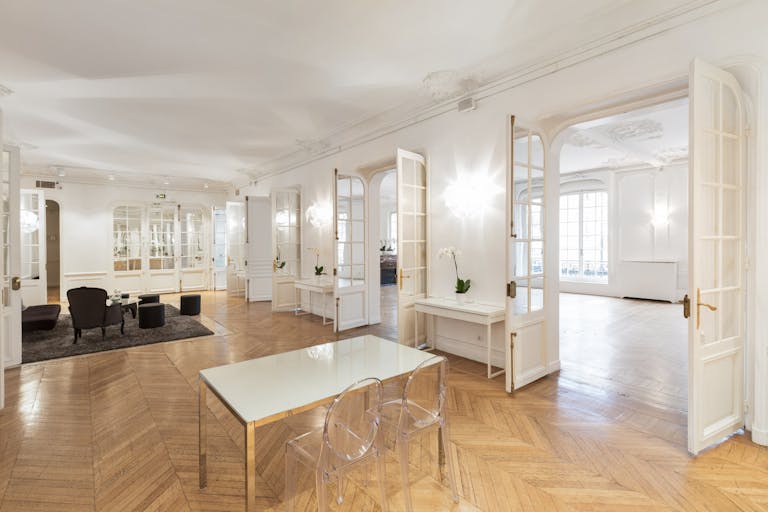 Historic Showroom in Étoile - Image 3