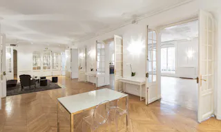 Historic Showroom in Étoile - Image 3