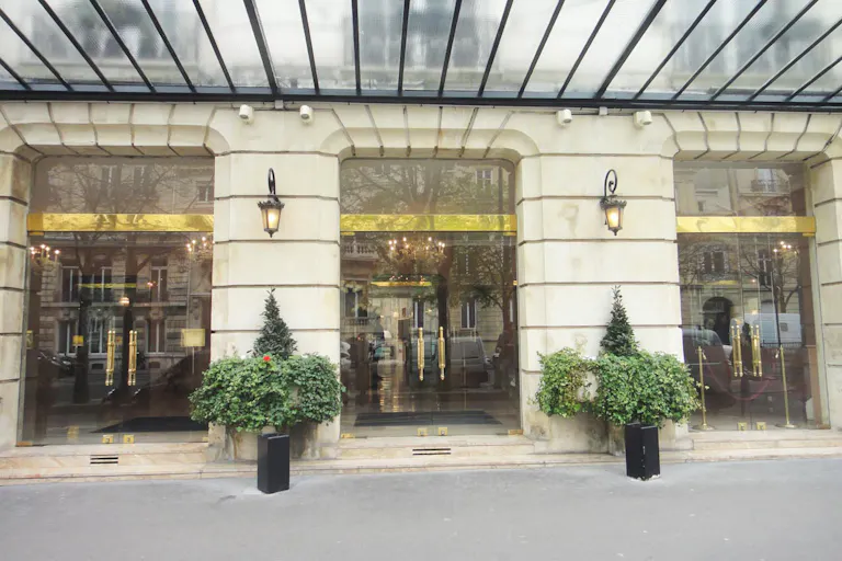 Historic Showroom in Étoile - Image 4
