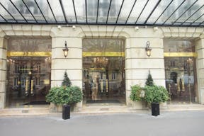 Historic Showroom in Étoile - Image 4