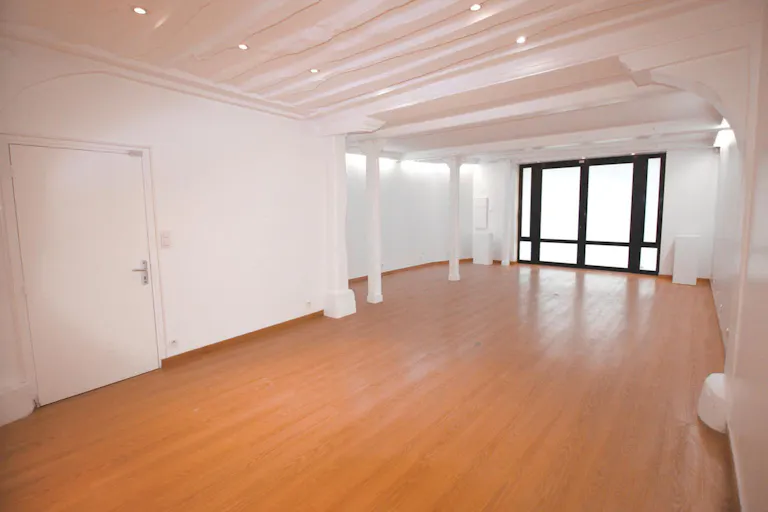 Modern Showroom in Beaubourg - Image 0