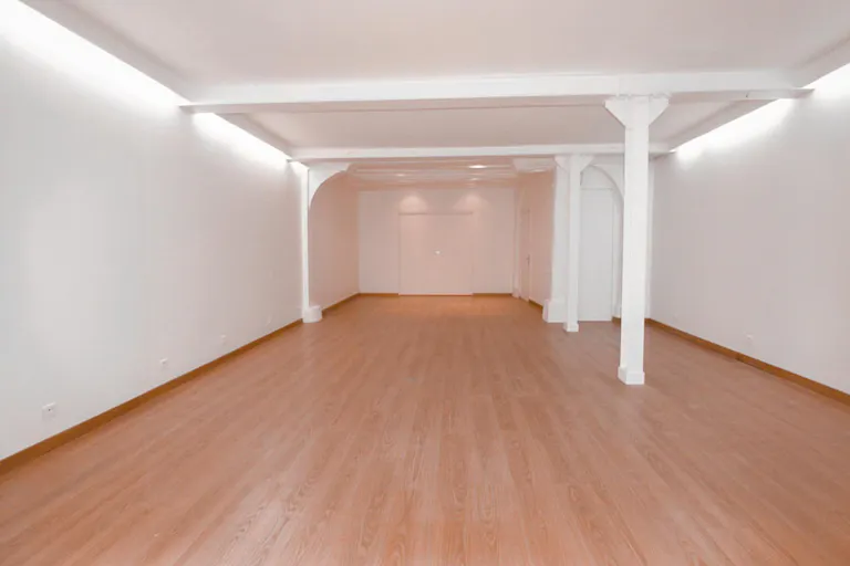Modern Showroom in Beaubourg - Image 2