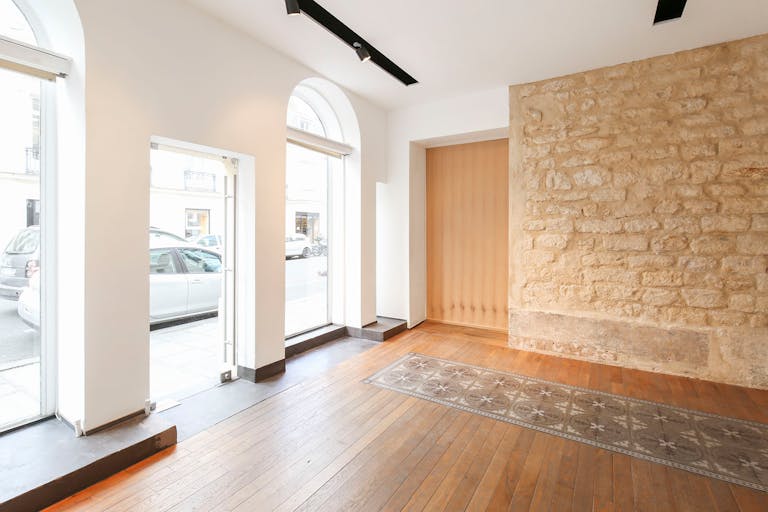 Adorable Shop in Stylish Le Marais - Image 1