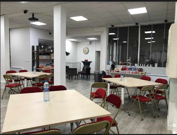 Vast Showroom in Bustling Bastille - Image 1