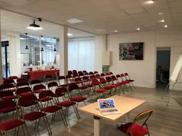 Vast Showroom in Bustling Bastille - Image 3