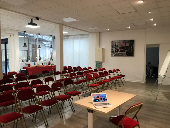 Vast Showroom in Bustling Bastille - Image 3