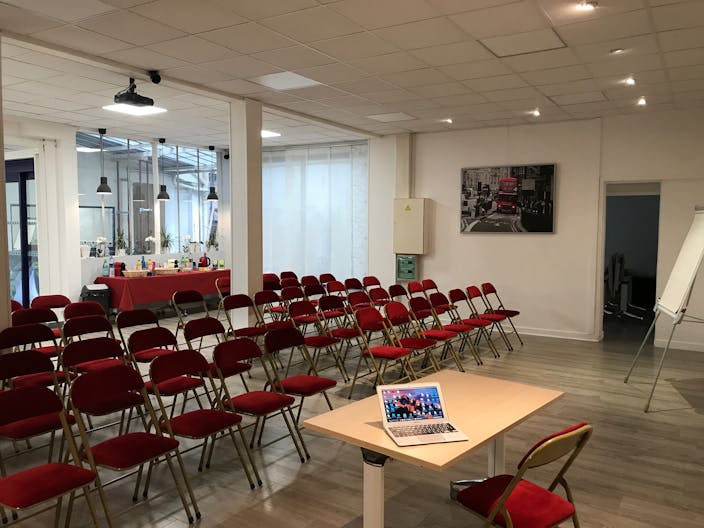 Vast Showroom in Bustling Bastille - Image 3