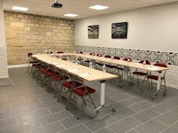 Vast Showroom in Bustling Bastille - Image 4