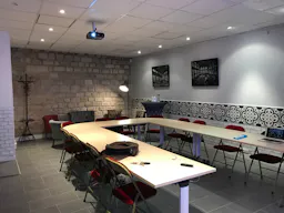 Vast Showroom in Bustling Bastille - Image 5
