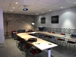 Vast Showroom in Bustling Bastille - Image 5