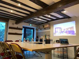 Vast Showroom in Bustling Bastille - Image 6