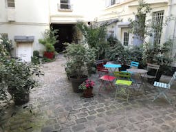 Vast Showroom in Bustling Bastille - Image 7