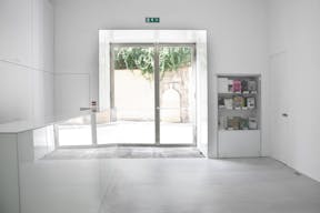 Sublime Space in Vibrant Le Marais - Image 2