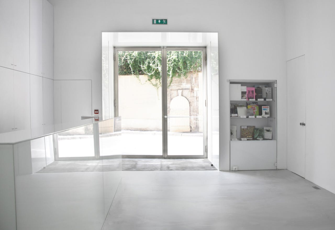 Sublime Space in Vibrant Le Marais - Image 2