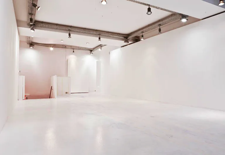 Art Showroom in Le Marais - Image 1