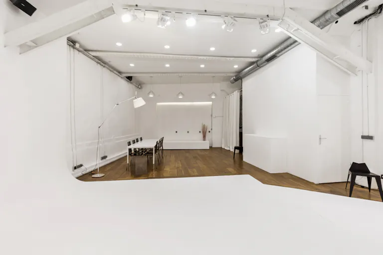 Space in Stylish Le Marais - Image 4