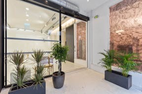 Space in Stylish Le Marais - Image 12