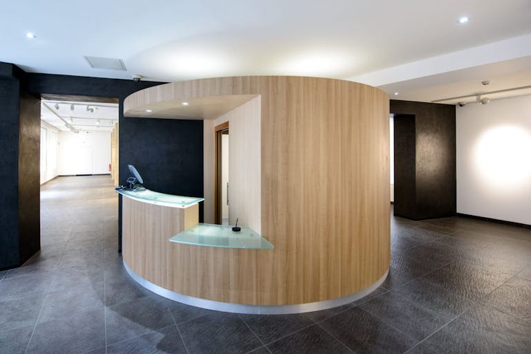 Showroom in Historical Le Marais - Image 2