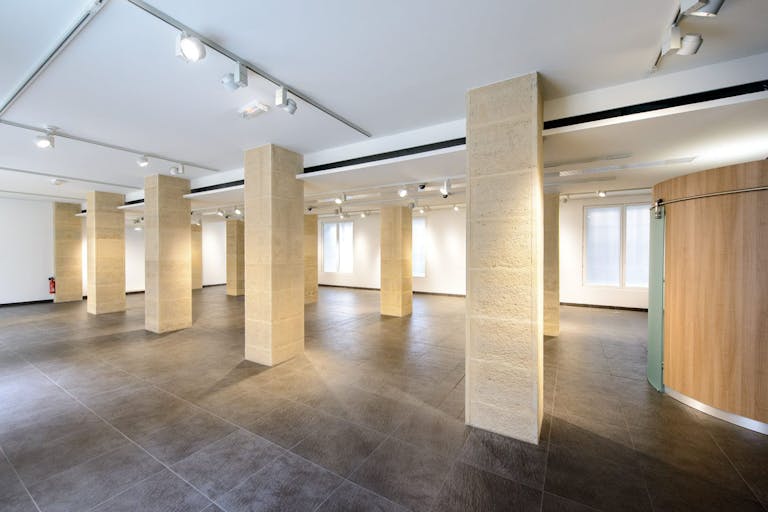 Showroom in Historical Le Marais - Image 3