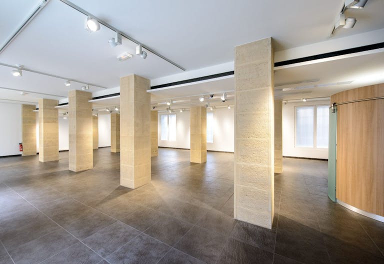 Showroom in Historical Le Marais - Image 3