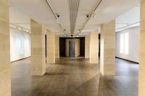 Showroom in Historical Le Marais - Image 4