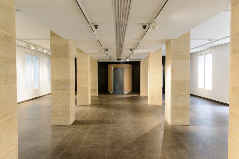 Showroom in Historical Le Marais - Image 4