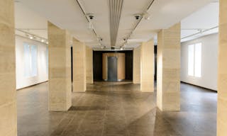 Showroom in Historical Le Marais - Image 4