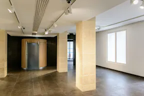 Showroom in Historical Le Marais - Image 5