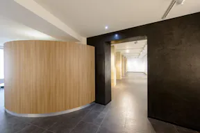Showroom in Historical Le Marais - Image 6