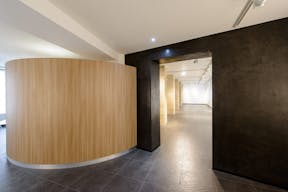 Showroom in Historical Le Marais - Image 6