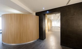 Showroom in Historical Le Marais - Image 6