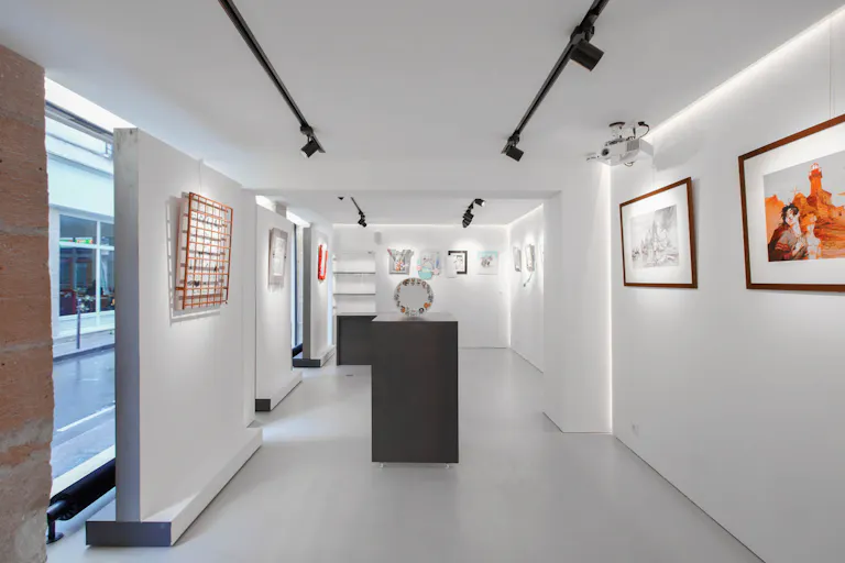 Superb Gallery in Busy Le Marais - Image 2