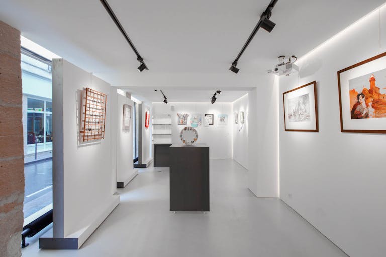 Superb Gallery in Busy Le Marais - Image 2