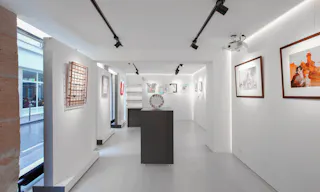Superb Gallery in Busy Le Marais - Image 2
