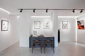 Superb Gallery in Busy Le Marais - Image 3