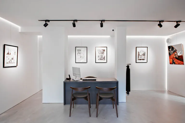 Superb Gallery in Busy Le Marais - Image 3