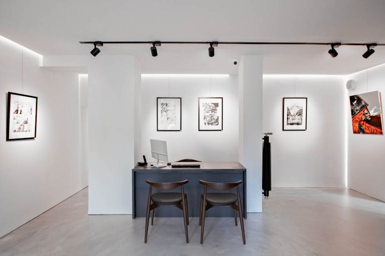 Superb Gallery in Busy Le Marais - Image 3